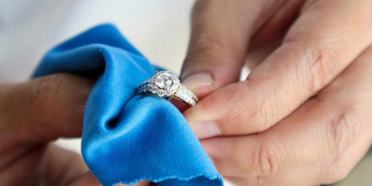 Some Tips For Purchasing and Taking care of Jewellery