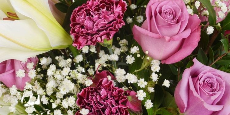 Express Your Emotions with Thoughtful Sympathy Flowers